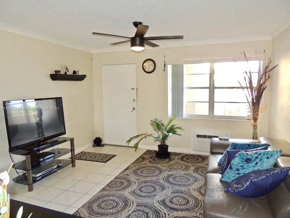 For Sale: $229,000 (1 beds, 1 baths, 653 Square Feet)