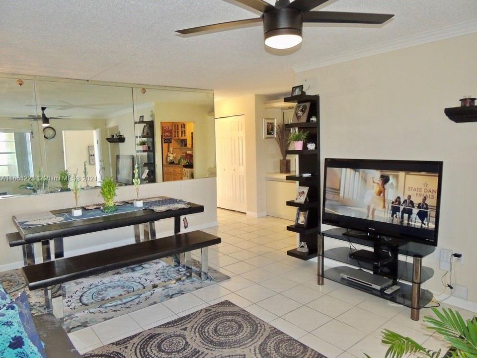 For Sale: $229,000 (1 beds, 1 baths, 653 Square Feet)