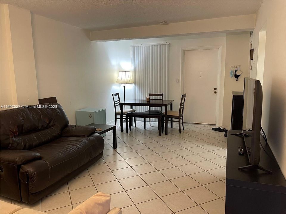 For Sale: $178,000 (1 beds, 1 baths, 513 Square Feet)