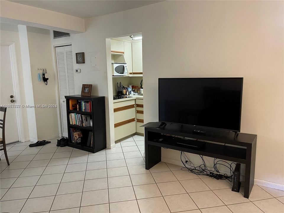 For Sale: $178,000 (1 beds, 1 baths, 513 Square Feet)