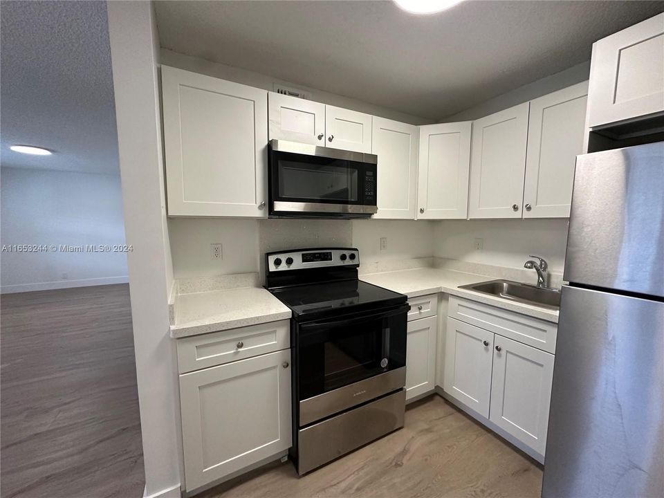 Active With Contract: $1,725 (1 beds, 1 baths, 700 Square Feet)