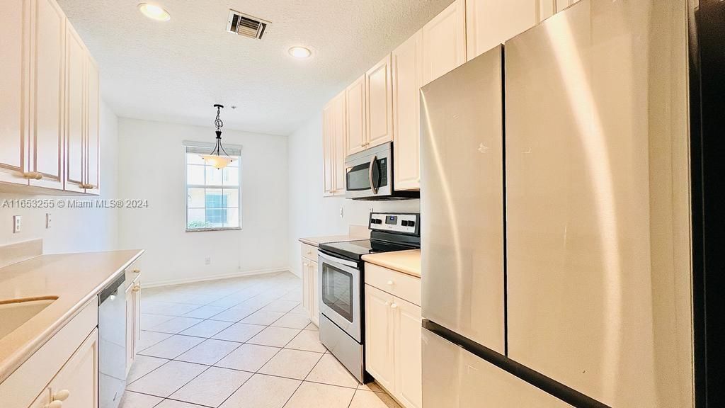 Active With Contract: $2,950 (3 beds, 2 baths, 1290 Square Feet)