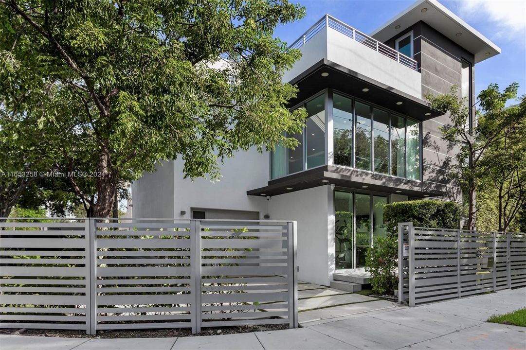 For Sale: $2,800,000 (3 beds, 4 baths, 3528 Square Feet)