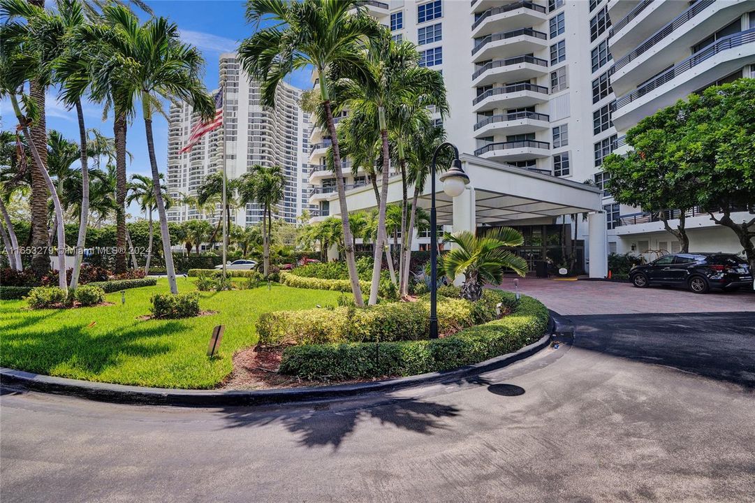 For Sale: $850,000 (3 beds, 3 baths, 1714 Square Feet)