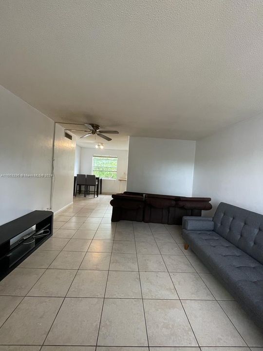 For Sale: $163,000 (1 beds, 1 baths, 645 Square Feet)