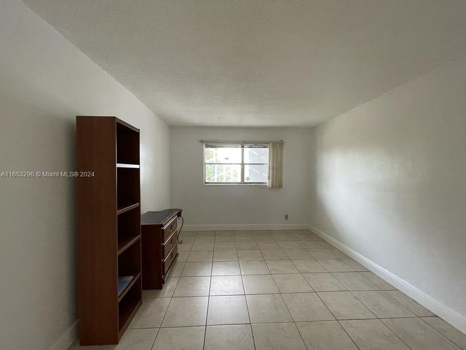 For Sale: $163,000 (1 beds, 1 baths, 645 Square Feet)