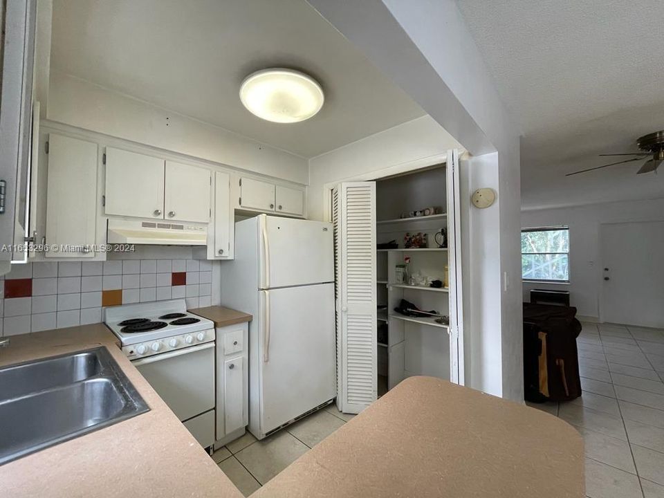 For Sale: $163,000 (1 beds, 1 baths, 645 Square Feet)