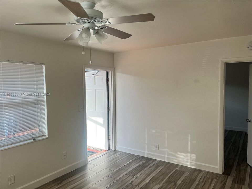 Active With Contract: $1,400 (1 beds, 1 baths, 2700 Square Feet)