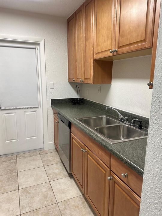 Recently Rented: $2,000 (1 beds, 1 baths, 690 Square Feet)