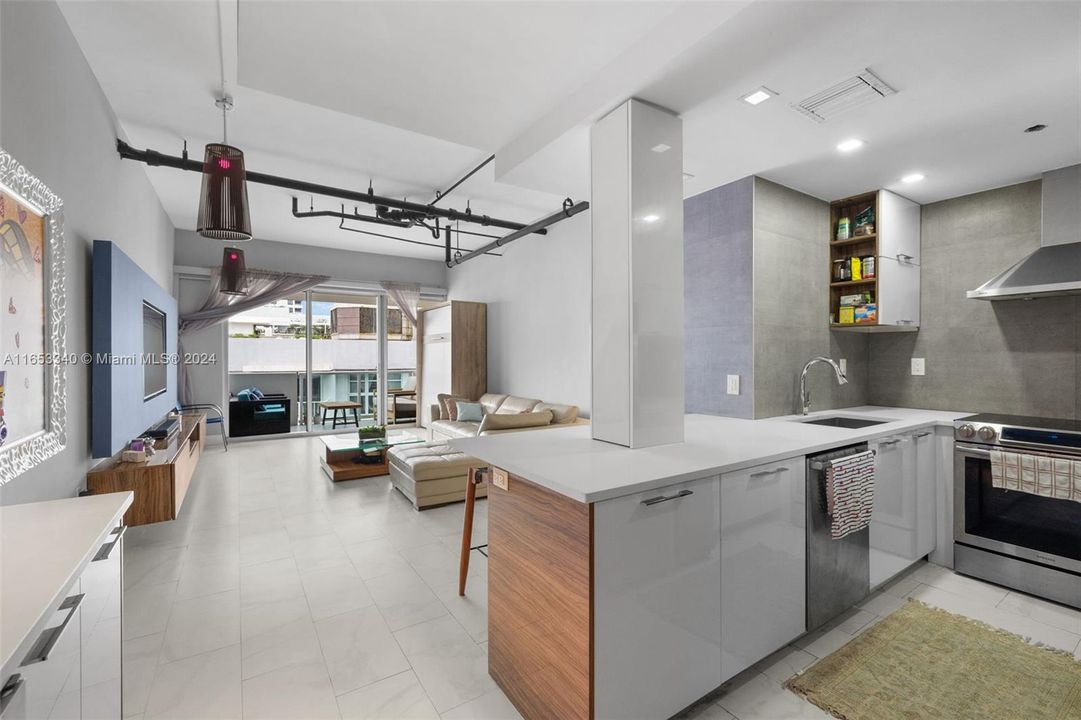 For Sale: $599,000 (1 beds, 1 baths, 837 Square Feet)