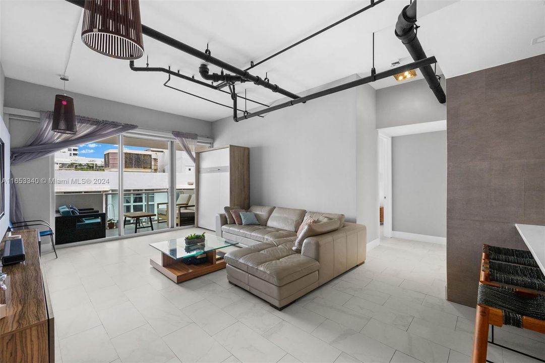 For Sale: $599,000 (1 beds, 1 baths, 837 Square Feet)