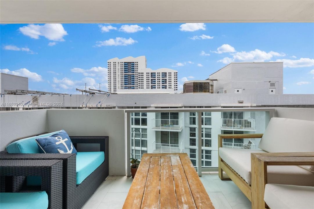 For Sale: $599,000 (1 beds, 1 baths, 837 Square Feet)