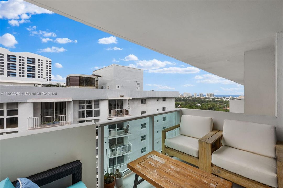 For Sale: $599,000 (1 beds, 1 baths, 837 Square Feet)