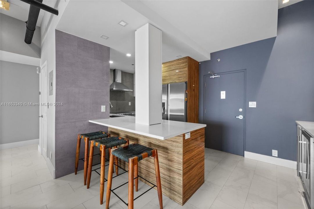 For Sale: $599,000 (1 beds, 1 baths, 837 Square Feet)