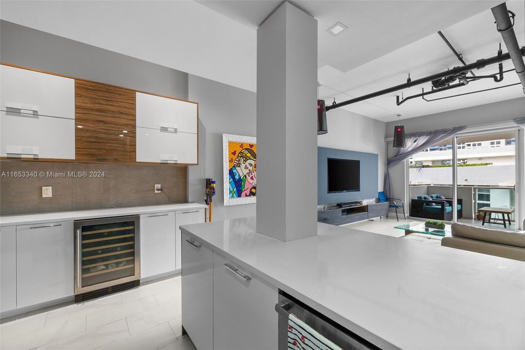 For Sale: $599,000 (1 beds, 1 baths, 837 Square Feet)