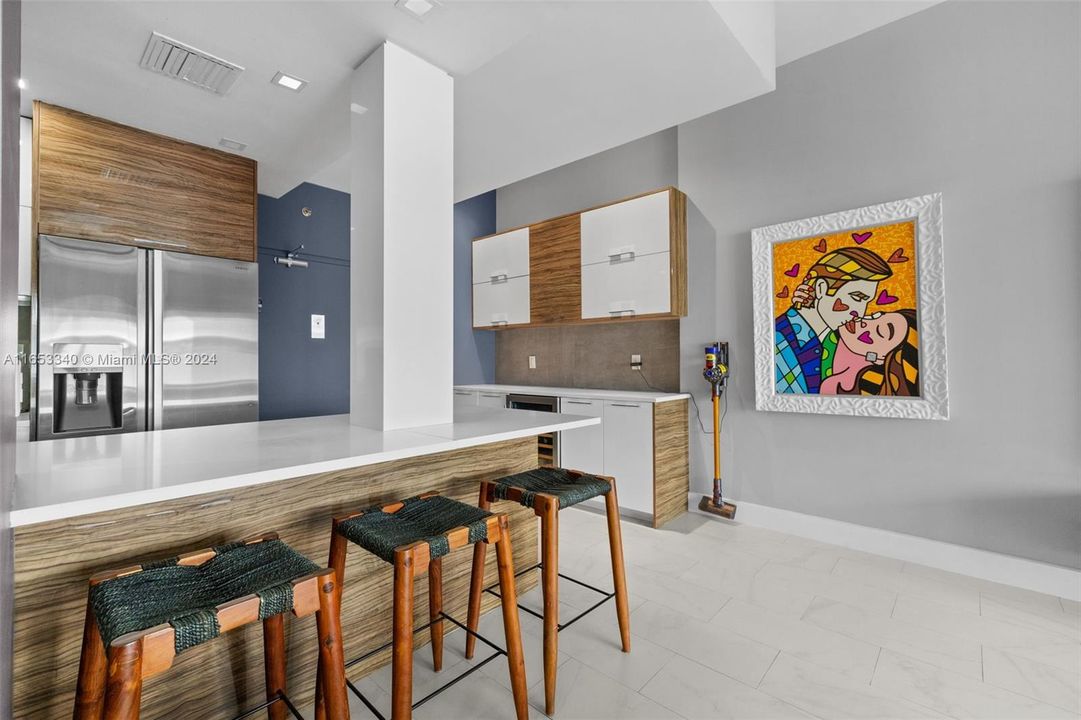 For Sale: $599,000 (1 beds, 1 baths, 837 Square Feet)