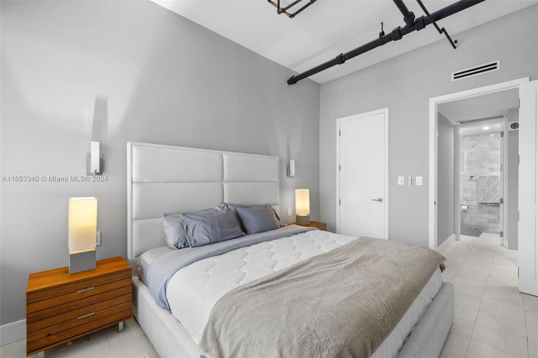 For Sale: $599,000 (1 beds, 1 baths, 837 Square Feet)