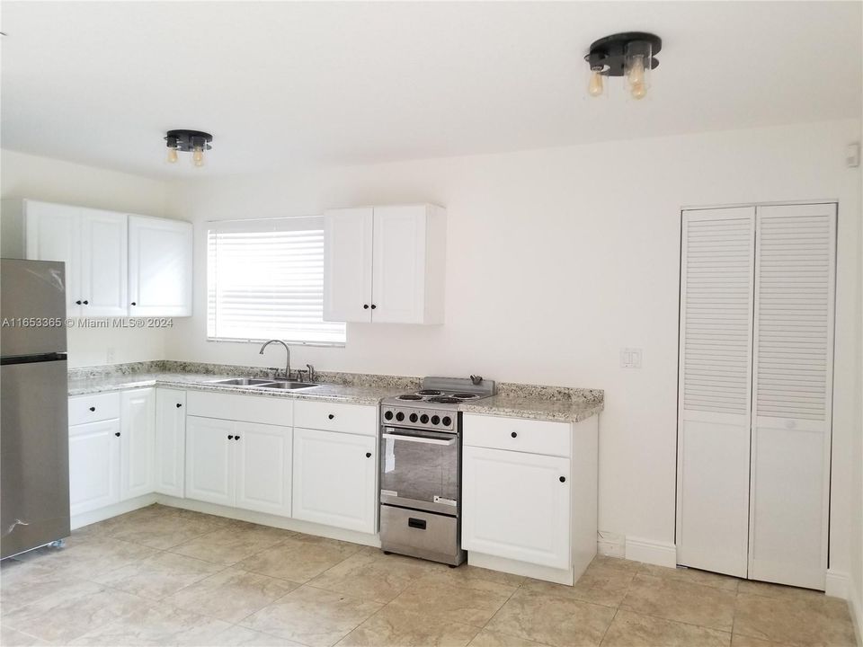 For Rent: $2,200 (1 beds, 1 baths, 640 Square Feet)