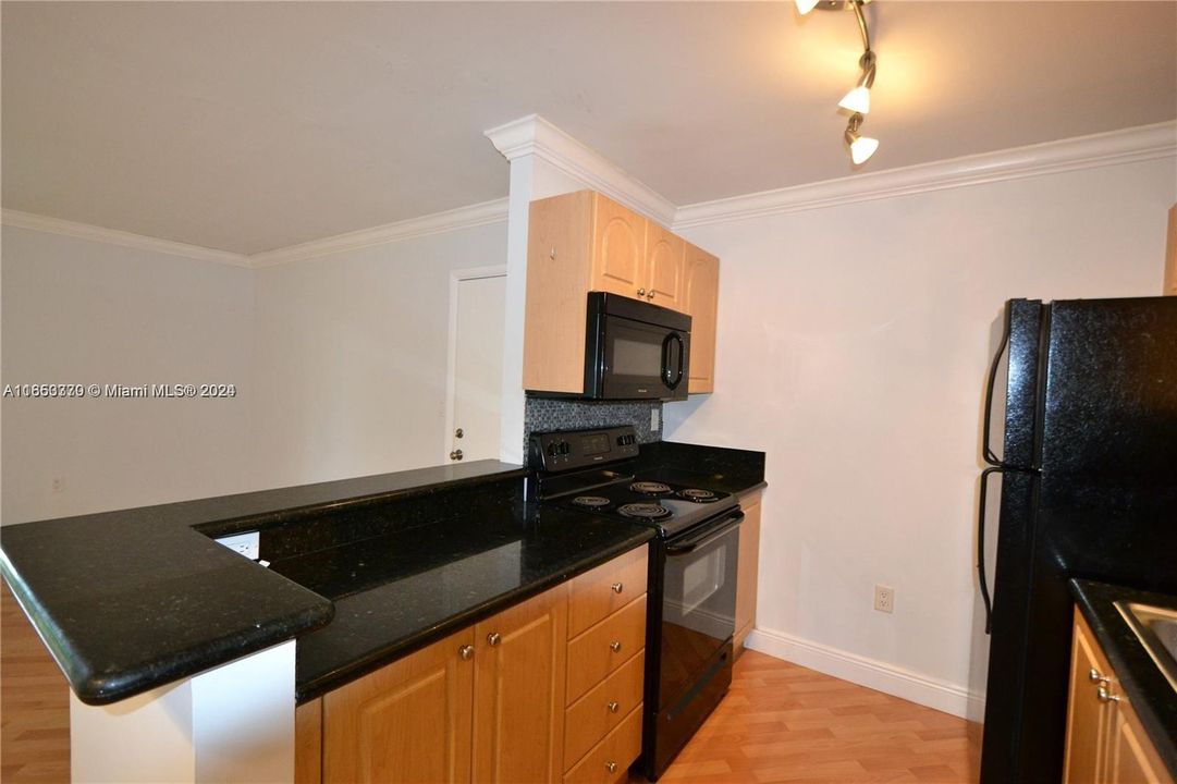 Active With Contract: $1,900 (1 beds, 1 baths, 754 Square Feet)