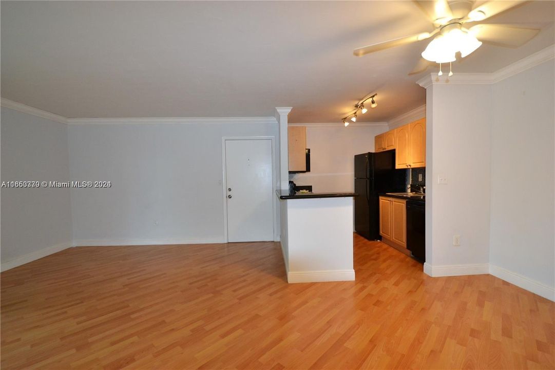 Active With Contract: $1,900 (1 beds, 1 baths, 754 Square Feet)