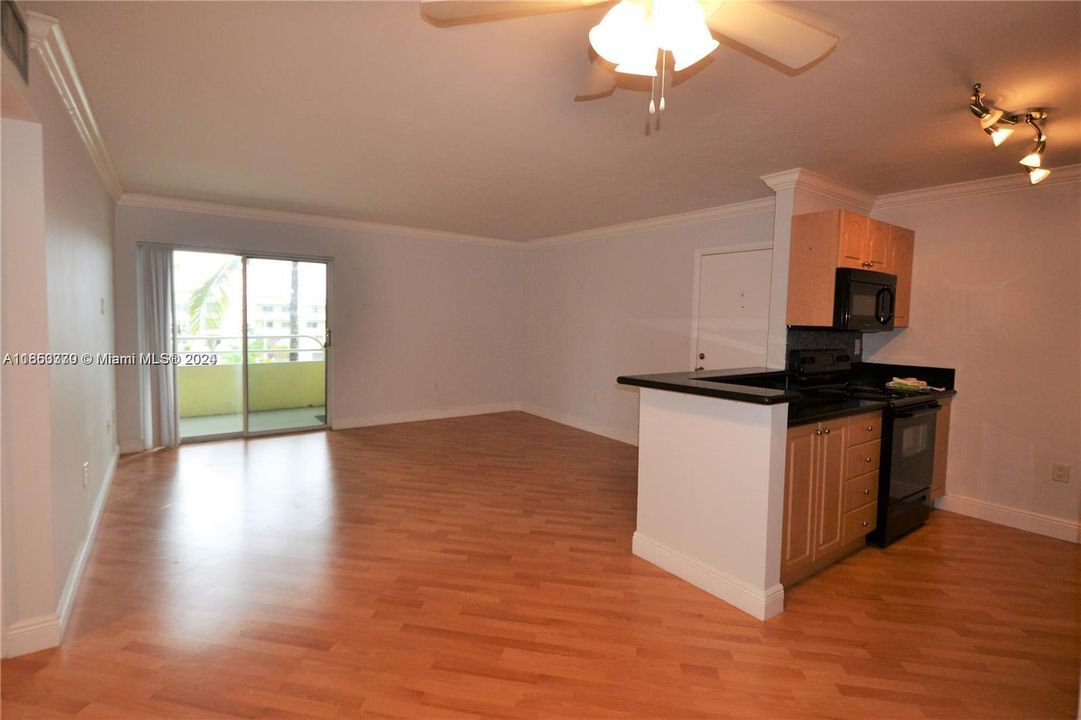 Active With Contract: $1,900 (1 beds, 1 baths, 754 Square Feet)