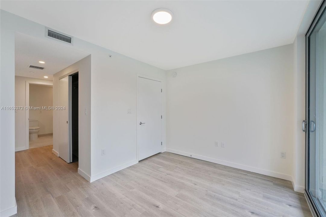 Active With Contract: $4,466 (1 beds, 1 baths, 825 Square Feet)