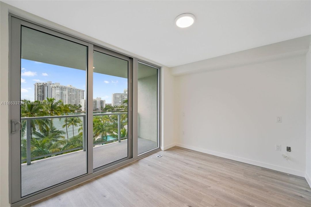 Active With Contract: $4,466 (1 beds, 1 baths, 825 Square Feet)