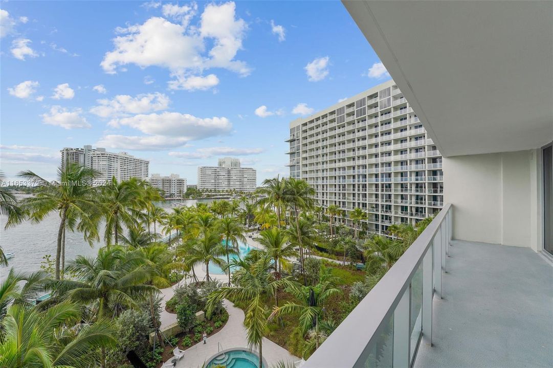 Active With Contract: $4,466 (1 beds, 1 baths, 825 Square Feet)