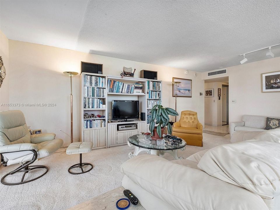 For Sale: $359,000 (1 beds, 1 baths, 912 Square Feet)