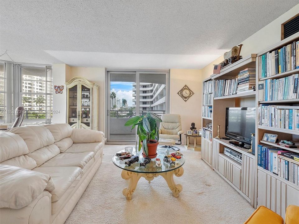 For Sale: $359,000 (1 beds, 1 baths, 912 Square Feet)