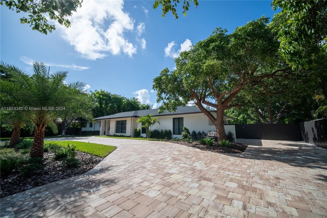 For Sale: $1,899,990 (4 beds, 3 baths, 2752 Square Feet)