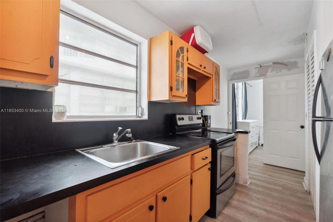 Active With Contract: $330,000 (2 beds, 1 baths, 694 Square Feet)