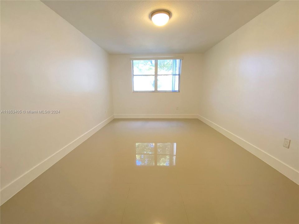 Active With Contract: $1,880 (1 beds, 1 baths, 810 Square Feet)