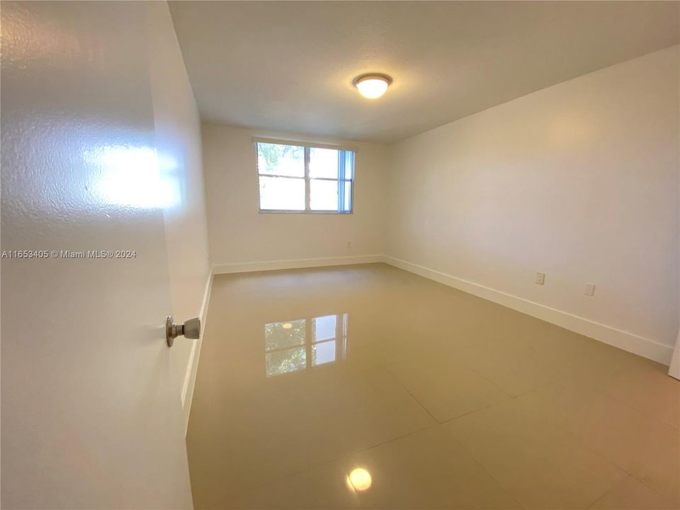 Active With Contract: $1,880 (1 beds, 1 baths, 810 Square Feet)