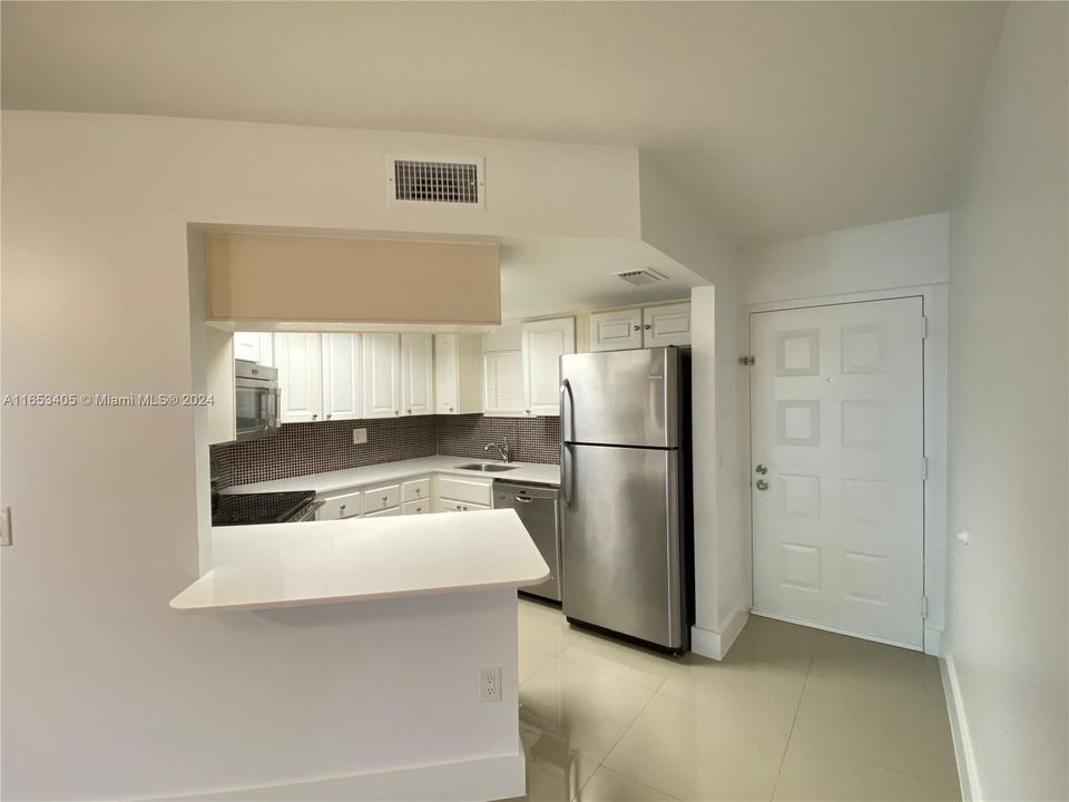 Active With Contract: $1,880 (1 beds, 1 baths, 810 Square Feet)