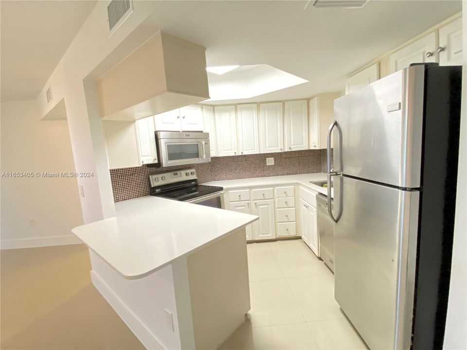 Active With Contract: $1,880 (1 beds, 1 baths, 810 Square Feet)