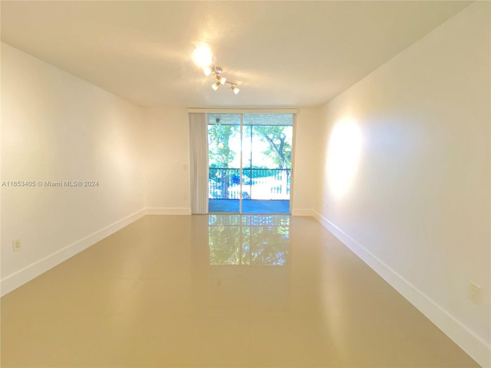 Active With Contract: $1,880 (1 beds, 1 baths, 810 Square Feet)