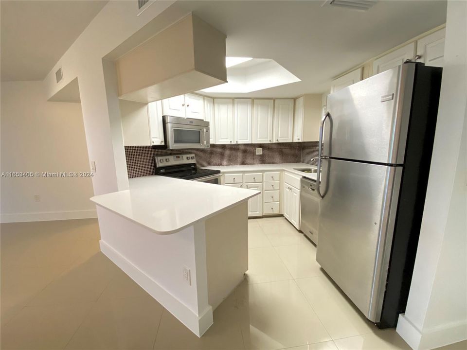 Active With Contract: $1,880 (1 beds, 1 baths, 810 Square Feet)