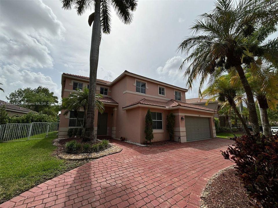 For Sale: $1,100,000 (6 beds, 4 baths, 3292 Square Feet)