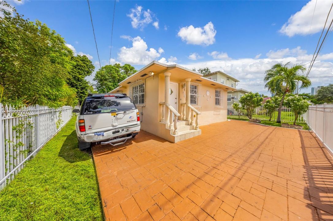 For Sale: $1,800,000 (3 beds, 1 baths, 1256 Square Feet)