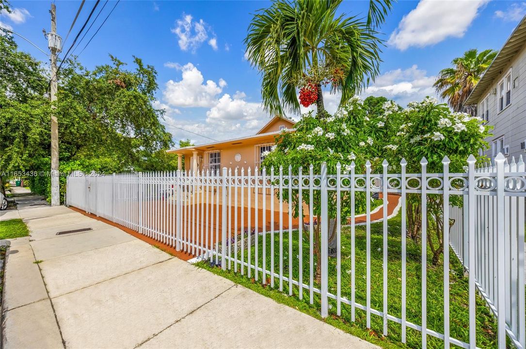 For Sale: $1,800,000 (3 beds, 1 baths, 1256 Square Feet)