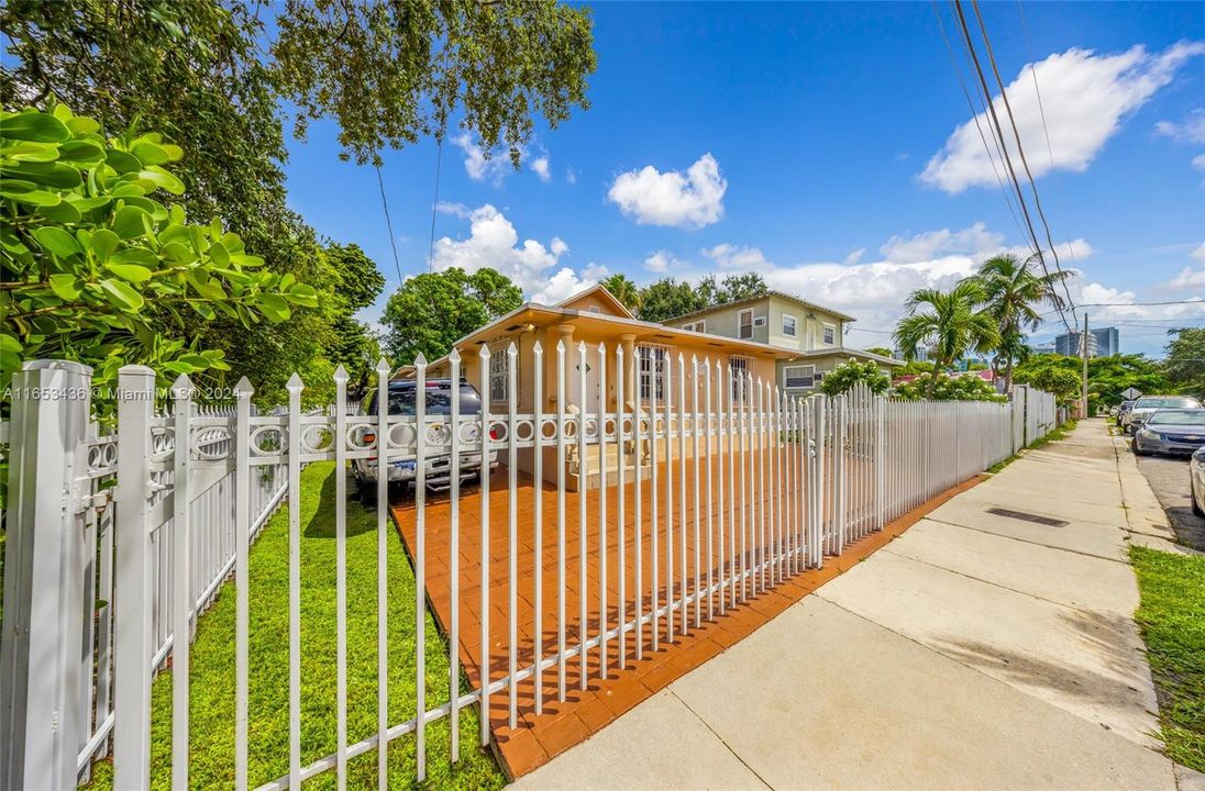 For Sale: $1,800,000 (3 beds, 1 baths, 1256 Square Feet)