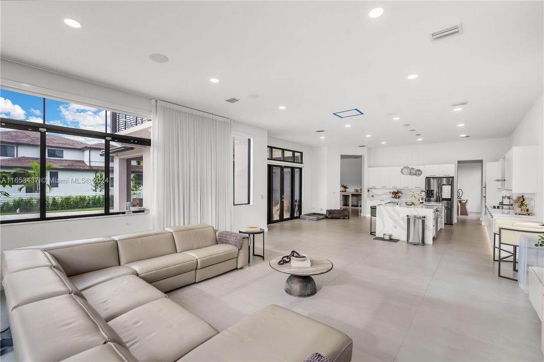 For Sale: $3,750,000 (5 beds, 4 baths, 5122 Square Feet)