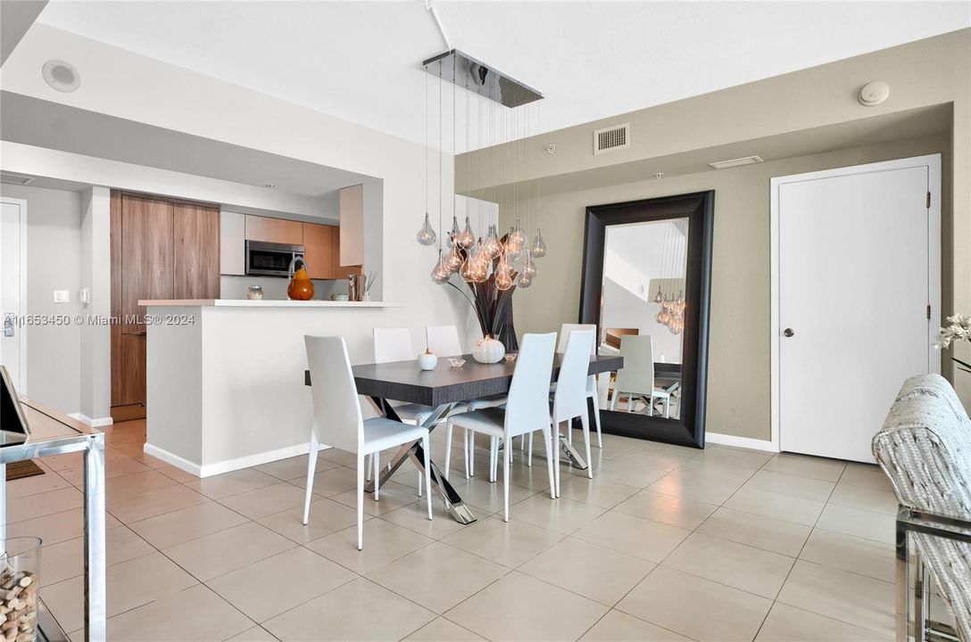 Vendido Recientemente: $725,000 (2 camas, 2 baños, 1227 Pies cuadrados)