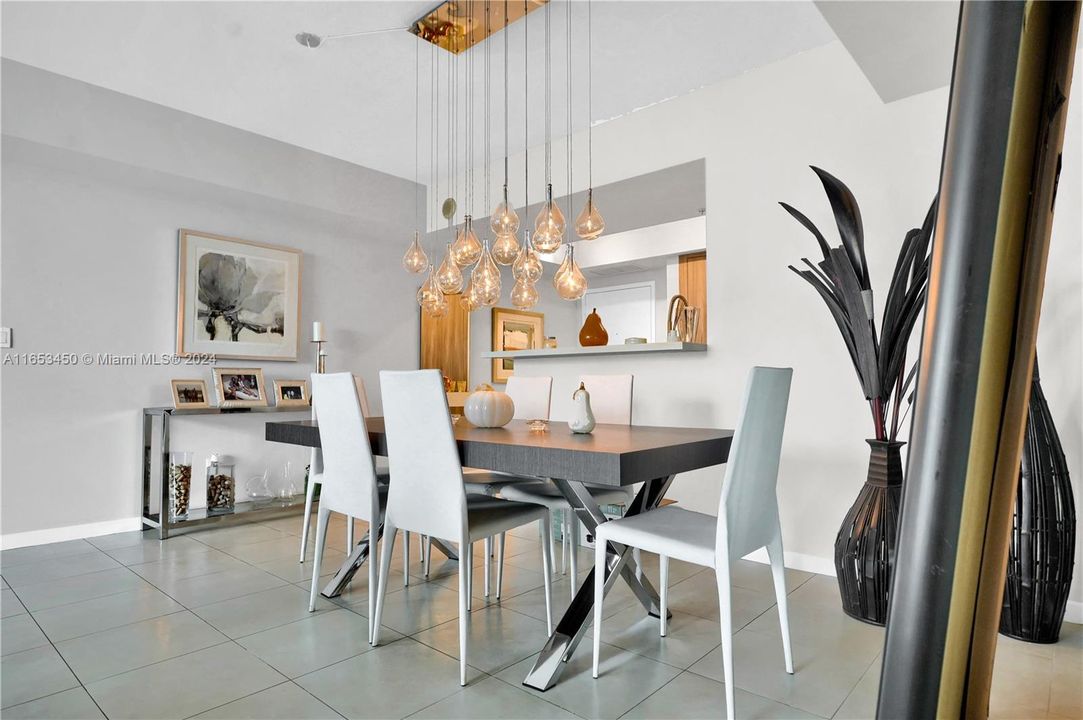 Vendido Recientemente: $725,000 (2 camas, 2 baños, 1227 Pies cuadrados)