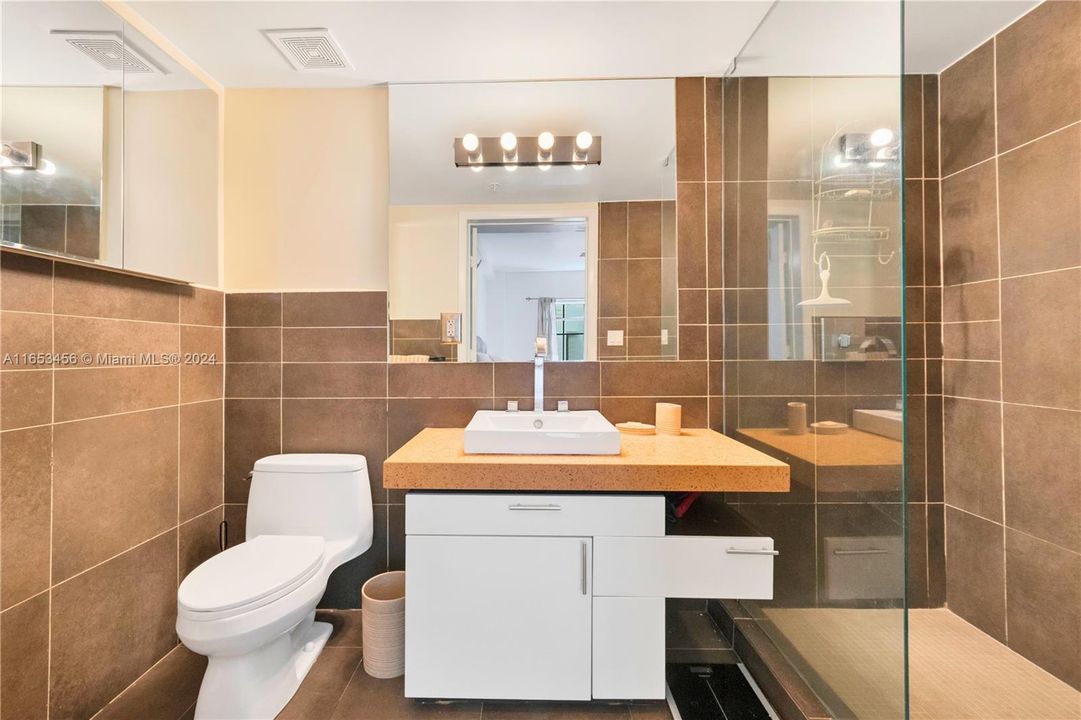 Modern and sleek bathroom with contemporary fixtures, providing a spa-like atmosphere for relaxation and comfort.