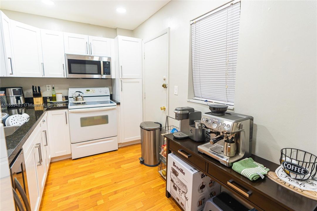 For Sale: $245,000 (1 beds, 1 baths, 733 Square Feet)