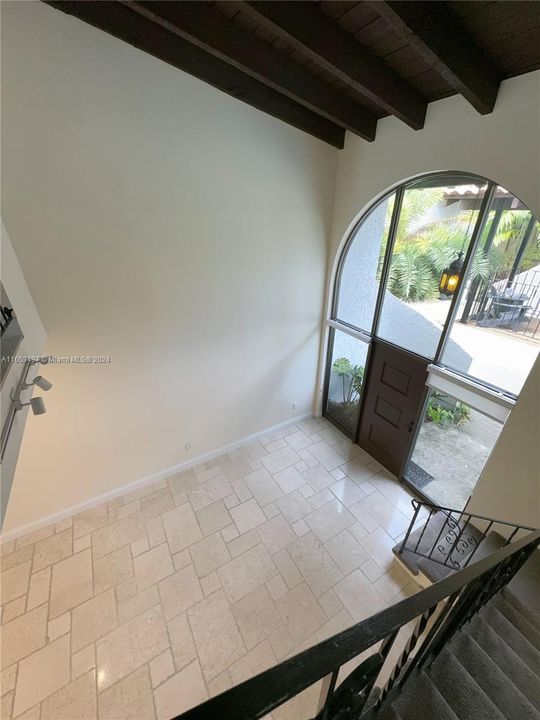 Active With Contract: $2,550 (1 beds, 1 baths, 1050 Square Feet)