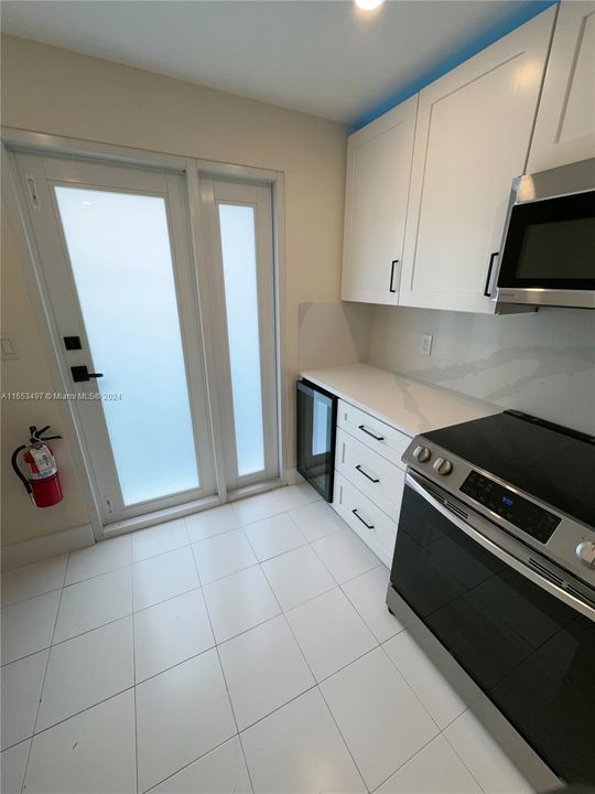 Active With Contract: $2,550 (1 beds, 1 baths, 1050 Square Feet)