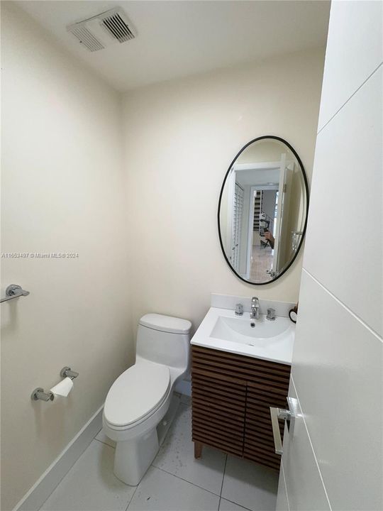 Active With Contract: $2,550 (1 beds, 1 baths, 1050 Square Feet)